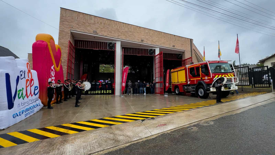 El Benemérito Cuerpo de Bomberos de Cuenca inauguró este miércoles la Estación 10 El Valle, una moderna infraestructura que fortalecerá la atención ante emergencias en las parroquias El Valle, Santa Ana y Quingeo, consolidando el compromiso institucional de acercar sus servicios a las zonas rurales del cantón.