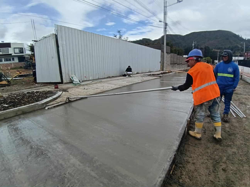 Con la finalidad de conocer el avance de las obras de pavimentación rígida, el alcalde de Cuenca, Cristian Zamora recorrió la calle Palo Encebado, ubicada por el sector del colegio Rafael Borja; esta vía es parte de las 12 nuevas arterias que de tierra están pasando a pavimento rígido y se encuentra en la etapa final.