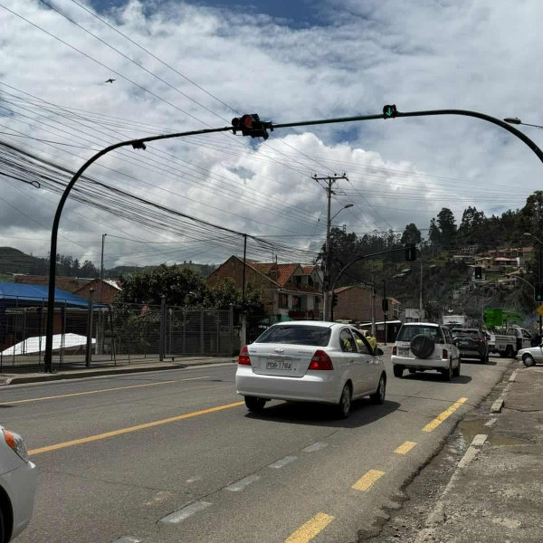 El Municipio de Cuenca, a través de la Dirección de Gestión de Movilidad y la Empresa Pública de Movilidad, Tránsito y Transporte (EMOV EP), puso en funcionamiento la segunda fase del sistema de contraflujo en la Panamericana Sur, como parte del proyecto de mejora a la movilidad en este importante eje vial de la ciudad.