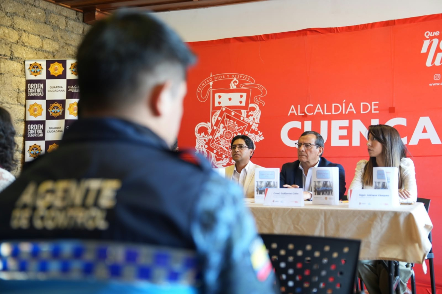 Con el objetivo de fortalecer las competencias de los Agentes de Control Municipal y mejorar la atención a los visitantes nacionales y extranjeros, la mañana de este miércoles se inauguró la segunda edición del programa de capacitación en inglés básico y atención al turista, en la Galería Atenas de la Empresa Pública Municipal de Desarrollo Económico (EDEC), con la presencia de autoridades y personal de la Guardia Ciudadana.