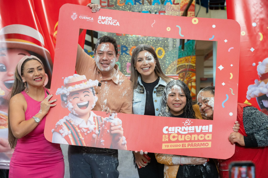 La ciudad se prepara para celebrar una de sus festividades más emblemáticas: el Carnaval. En este marco, la Alcaldía de Cuenca, a través de la Dirección Municipal de Cultura, Recreación y Conocimiento, presentó oficialmente la agenda “El Carnaval es en Cuenca”, que reúne una amplia programación artística, gastronómica y recreativa dirigida a la ciudadanía.