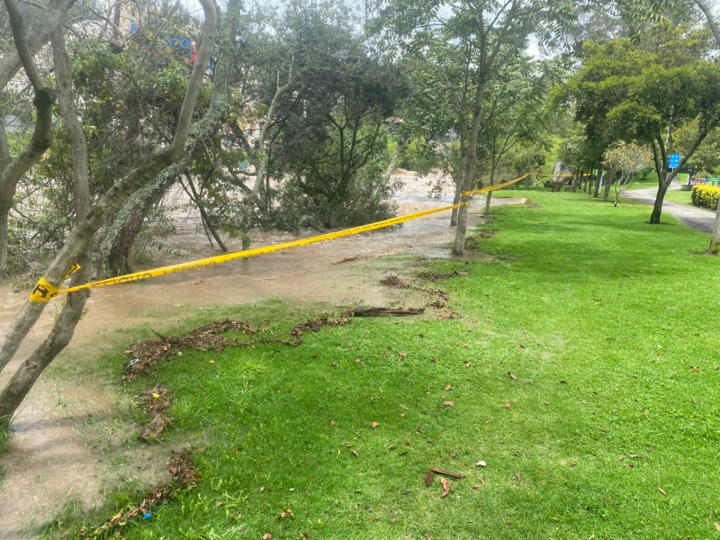  La Empresa Pública Municipal de Aseo de Cuenca – EMAC EP informa a la ciudadanía que, debido a la actual situación invernal y al incremento del caudal de los ríos, se exhorta a evitar completamente el tránsito y permanencia en todos los parques lineales de la ciudad, debido al riesgo que representan las crecidas y las condiciones inestables del terreno en zonas cercanas a las riberas.