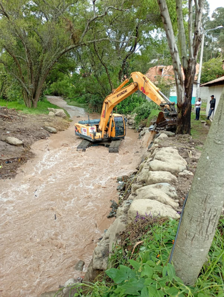 Tras las fuertes lluvias,  el equipo y maquinaria de Obras Públicas ejecuta trabajos de reparación y prevención en varios sectores de la ciudad. Se interviene en las camineras del río Yanuncay, asegurando su recuperación para el tránsito seguro de los vecinos. 