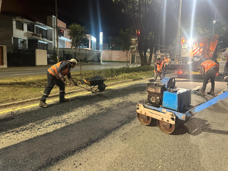 Con la finalidad de evitar el menor número de molestias, la Brigada de Caminos ejecutó trabajos de bacheo nocturnos desde las 21:00 hasta las 05:00,  en distintos sectores de la ciudad, como parte del plan de mantenimiento vial preventivo y correctivo que garantiza una mejor movilidad urbana.