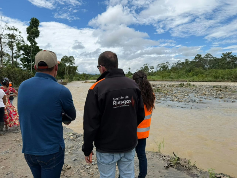 De manera inmediata, personal técnico de las direcciones municipales de Gestión de Riesgos y Obras Públicas se trasladó a la parroquia Molleturo para verificar en territorio las afectaciones ocasionadas por el incremento del caudal del río Jagua, así como el estado de la vía que conduce hacia la comunidad de Luz y Guía.