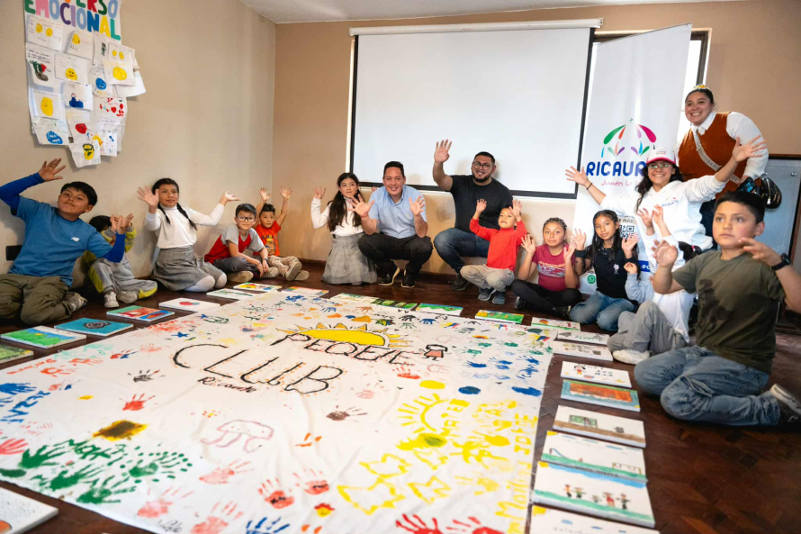 Con una inversión de USD 22.148,00, proveniente del presupuesto participativo del POA 2025, la Alcaldía de Cuenca en un trabajo articulado con el GAD parroquial Ricaurte impulsa el proyecto: “Ciudadanos activos y proactivos – Comunidades vivas”, cuyo objetivo es fortalecer el desarrollo integral de niños, niñas y jóvenes a través de actividades recreativas, formativas y de acompañamiento familiar que se convierten en un pilar para el crecimiento de las comunidades.