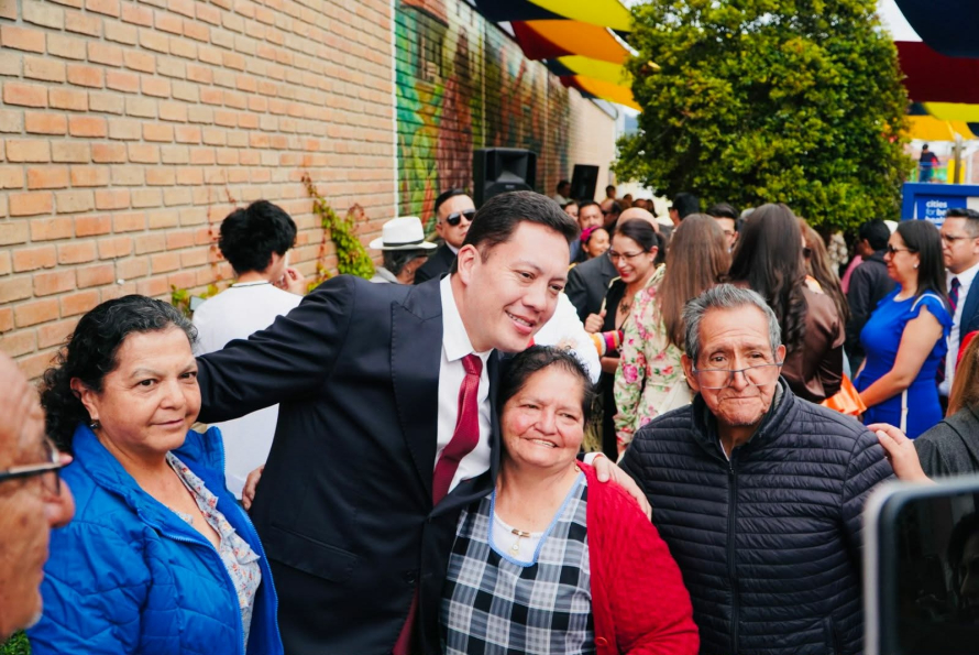 En el marco de una Sesión Conmemorativa, la Dirección de Mercados y la directiva del mercado 12 de Abril celebraron el cuadragésimo primer aniversario (41 años), de este importante centro de abasto, un espacio emblemático de la ciudad que acoge a 564 comerciantes y se ha consolidado como referente de la actividad económica, cultural y gastronómica de Cuenca.