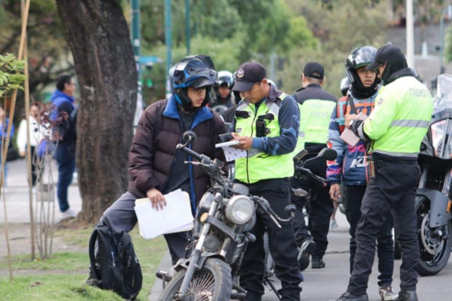 Con el firme propósito de promover una movilidad segura y ordenada, la Empresa Pública de Movilidad, Tránsito y Transporte de Cuenca (EMOV EP) ejecutó una serie de operativos de control en diferentes sectores del cantón, en articulación con la Alcaldía de Cuenca.