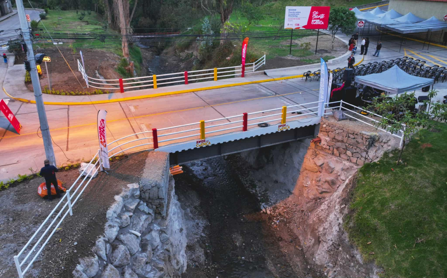 En medio de aplausos  y la alegría de los vecinos del barrio Los Pinos Bajos, la noche de este miércoles, el alcalde de Cuenca,  Cristian Zamora, inauguró el puente sobre la quebrada de Milchichig, ubicado entre la calle Del Pulque y Quesitos. La obra que beneficia a moradores de las parroquias El Vecino, Hermano Miguel y Bellavista, tuvo una inversión de USD 135.000