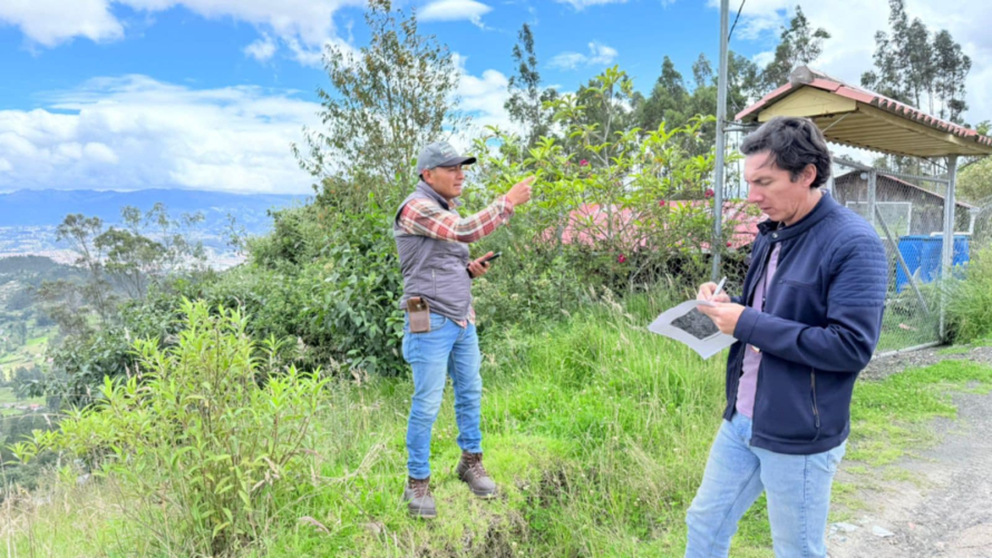 Servidores de la Dirección Municipal de Gestión de Riesgos (DGR) junto al equipo técnico de la Dirección de Avalúos y Catastros inspeccionaron este jueves, cinco predios que se consideran como opciones viables para la reubicación de las familias afectadas por riesgos geológicos en el sector Cochas, parroquia Paccha.