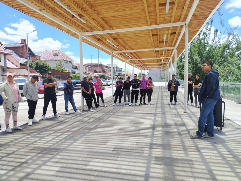 La Comisión de Gestión Ambiental (CGA) desarrolló un taller técnico dirigido a más de 30 instructores de bailoterapia que participan en las actividades organizadas por el Municipio de Cuenca en varios sectores de la ciudad. El objetivo fue fortalecer las buenas prácticas en el uso de parlantes y contribuir al control de los niveles de ruido durante estas jornadas.