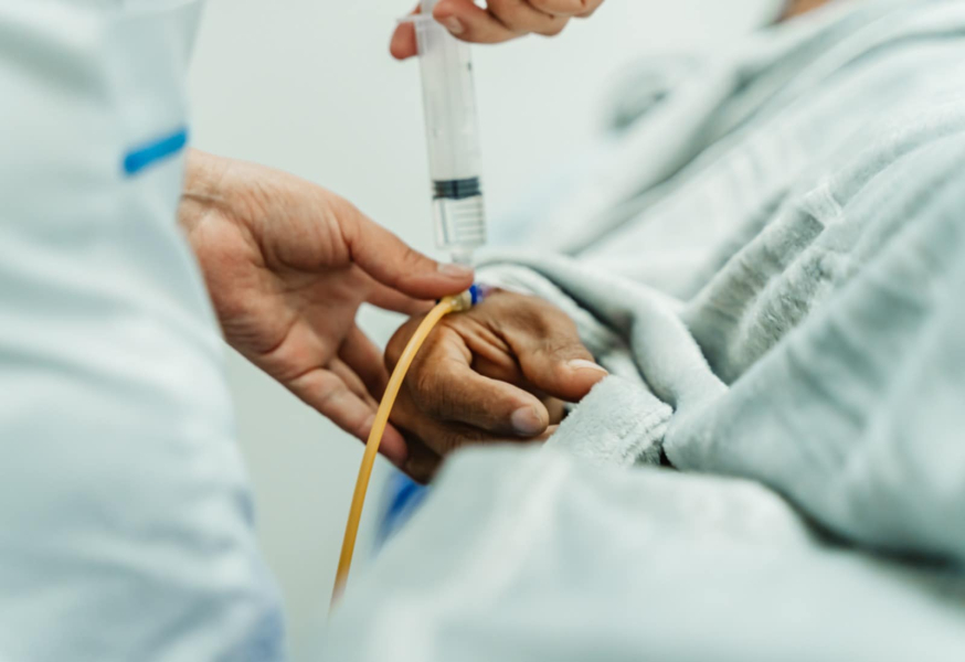 Pacientes del Oriente,  El Oro, Cañar, Guayas, de la ruralidad del Azuay y de la ciudad de Cuenca conocen sobre las ventajas de ser usuarios Oncosol; son  atraídos por los costos del tratamiento, la comodidad de adquirir la medicación en Farmasol y la calidez del servicio.  