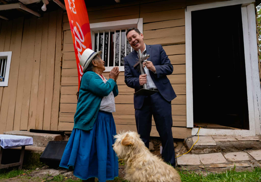 La historia de doña María Carmelina Matute Lojano, una adulta mayor de más de 90 años, hoy es muy distinta. Durante décadas vivió en condiciones precarias, sin agua ni luz dentro de su humilde vivienda, e incluso debía salir al campo abierto para realizar sus necesidades.