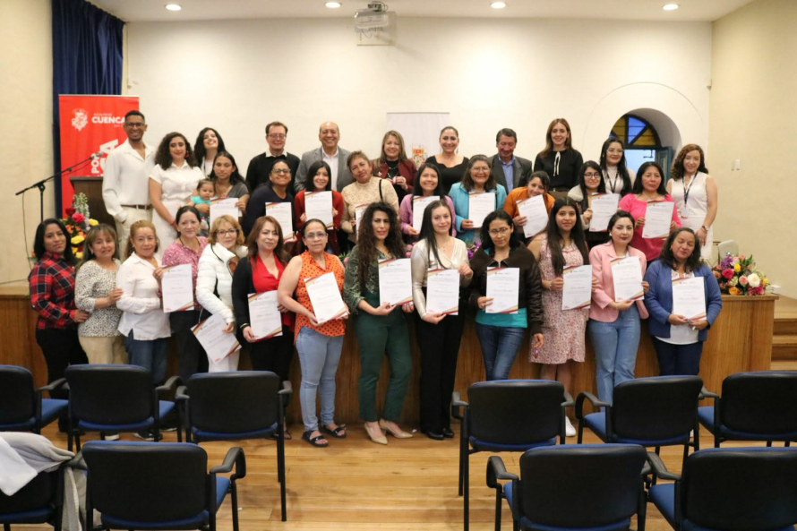 La Dirección de Desarrollo Social y Productivo del Municipio de Cuenca, a través de la Casa de la Mujer, realizó la entrega de certificados a las participantes de los procesos formativos ejecutados, así como a funcionarios públicos y personas LGBTI que completaron procesos de sensibilización y capacitación.