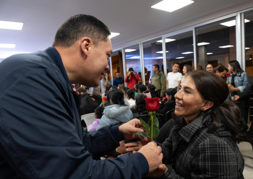Con música, baile, en un ambiente de fiesta y  la participación  de comerciantes y vecinos del barrio de la Mutualista Azuay, del Cebollar, el alcalde de Cuenca,  Cristian Zamora, inauguró la Plataforma Itinerante y el renovado Centro Cultural El Cebollar, un proyecto emblemático, que fue parte de sus compromisos de campaña. Obra que tuvo una inversión de USD 415.000.