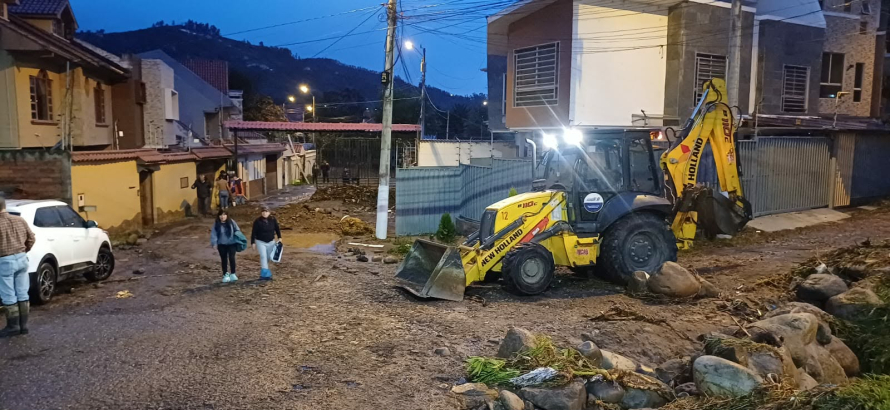 Ante el fuerte temporal invernal que se registra en la ciudad, la Dirección de Obras Públicas, mantiene activo un contingente permanente para la atención de emergencias, con 150 máquinas operativas y personal técnico trabajando las 24 horas del día, los 7 días de la semana, en distintos puntos de la ciudad y el sector rural.