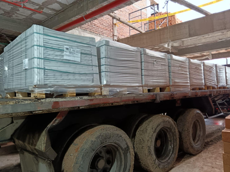 Desde las 07:30, de este viernes, tres camiones de la empresa cuencana Graiman arribaron hasta sector de Guncay, donde se construye el Hospital Municipal de El Valle, para la entrega de 5.200m2 de cerámica con un peso de 110 toneladas.