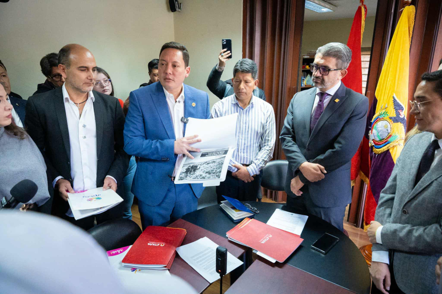 Esta mañana, pese a una convocatoria informal por parte de la Gobernación del Azuay, el Alcalde de Cuenca, Cristian Zamora, presentó informes periciales notariados sobre la contaminación de las fuentes de recarga hídrica derivadas del proyecto Loma Larga ( Quimsacocha).
