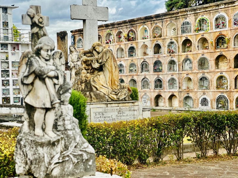 La Empresa Pública Municipal de Cementerios, Servicios Funerarios, Cremación y Salas de Velación de Cuenca (EMUCE EP) conmemoró este 23 de septiembre, con un acto simbólico, los 24 años de la declaratoria del Antiguo Cementerio de Cuenca como Bien perteneciente al Patrimonio Cultural del Estado.