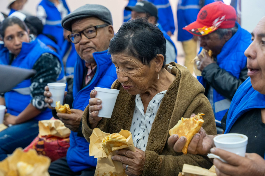 En el marco del convenio entre la  Cooperativa de Ahorro y Crédito Educadores del Azuay, la Empresa Municipal de Aseo de Cuenca – EMAC EP, y la Alcaldía de Cuenca, se realizó un acto especial de reconocimiento y confraternidad a las 12 organizaciones de recicladores de base, en el marco de las festividades navideñas.
