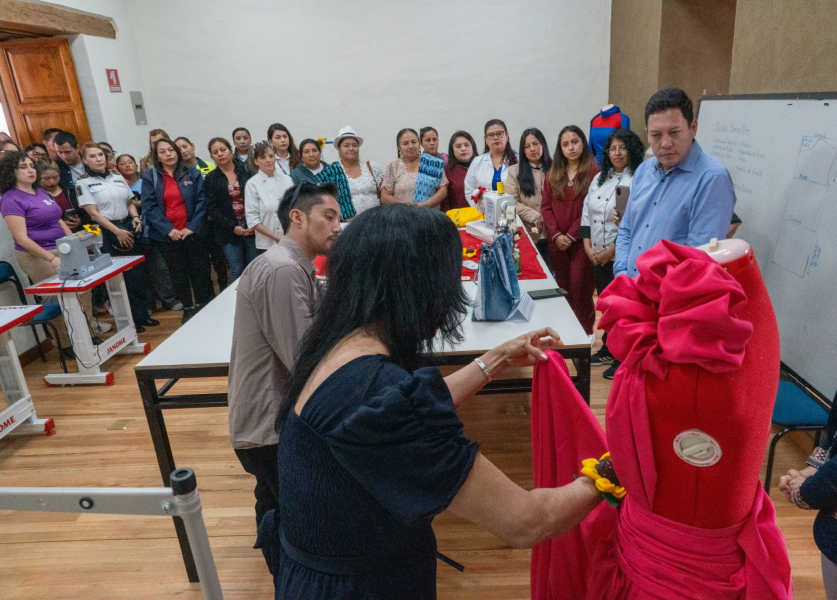 En el marco del Día Internacional de la Mujer, la Alcaldía de Cuenca, a través de la Dirección de Desarrollo Social y Productivo, realizó el evento denominado "Ser Mujer, orgullosamente cuencana" . Esta iniciativa buscó generar un espacio de reflexión y reconocimiento para visibilizar el aporte fundamental de las mujeres cuencanas.