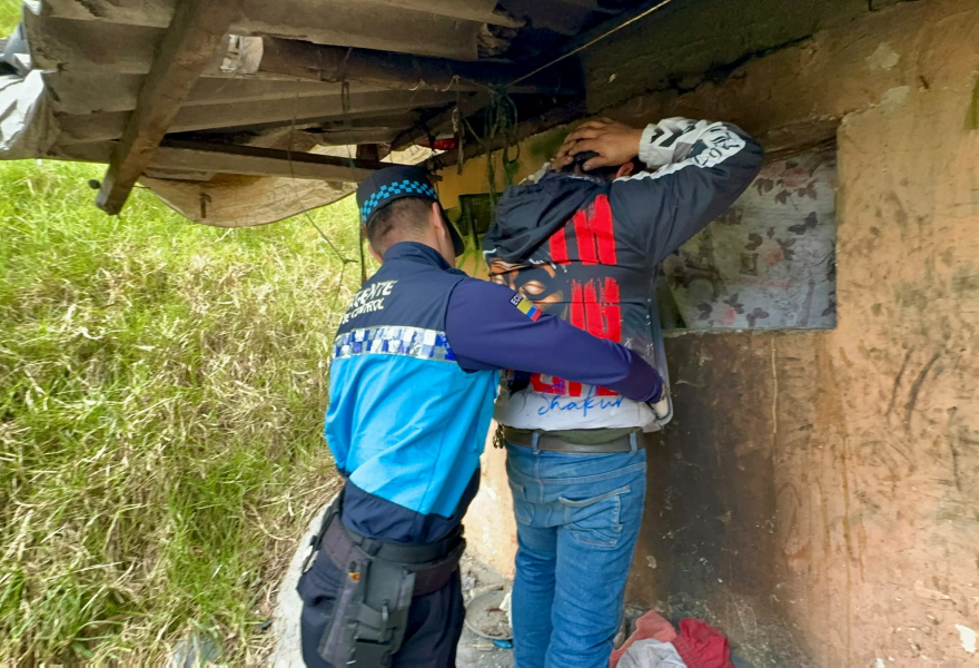La Guardia Ciudadana realizó una nueva intervención en una vivienda abandonada ubicada en el sector del puente de Milchichig, tras recibir denuncias de moradores sobre la presencia de personas que presuntamente utilizaban el inmueble para pernoctar y realizar actividades irregulares, entre ellas el consumo de bebidas alcohólicas y sustancias catalogadas sujetas a fiscalización.