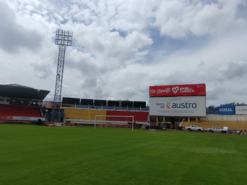 El estadio Alejandro Serrano Aguilar se encuentra renovado y listo para recibir a la hinchada, tras los trabajos ejecutados por la  Unidad Ejecutora de Proyectos del Municipio de Cuenca, con los 11 bloques de baños para hombres y mujeres totalmente habilitados, reconstruidos. Además, el sistema operativo y técnico de iluminación está preparado para la instalación de las nuevas luminarias,  que se prevé que lleguen la próxima semana. Obras que tienen una inversión de USD 1.500.000. 