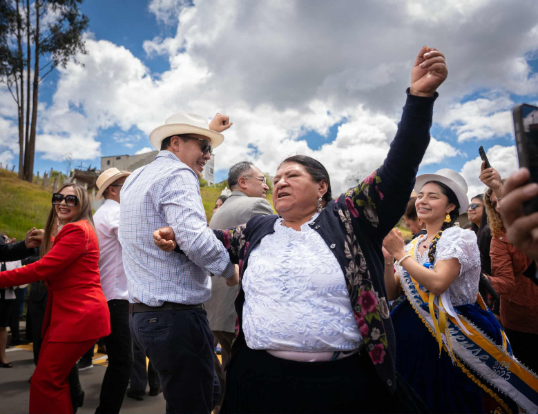 Con una inversión cerca de  USD 600.000, se asfaltó la vía Las Cometas, que pertenece a la parroquia Baños. La mañana de este lunes, el alcalde de Cuenca, Cristian Zamora, inauguró oficialmente la obra, que mejora la movilidad y la calidad de vida de cientos de familias del sector.