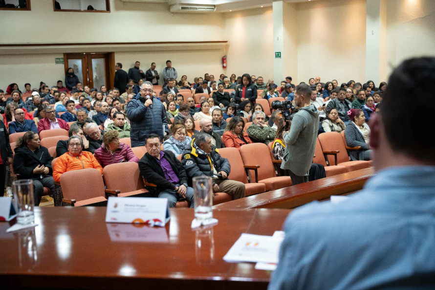 La noche del miércoles 29 de octubre, en el Salón de la Ciudad, se desarrolló la Asamblea Cantonal para conocer el anteproyecto del Presupuesto Municipal para el siguiente año fiscal, contó con la participación de autoridades locales, representantes barriales y ciudadanía comprometida con el futuro de Cuenca.