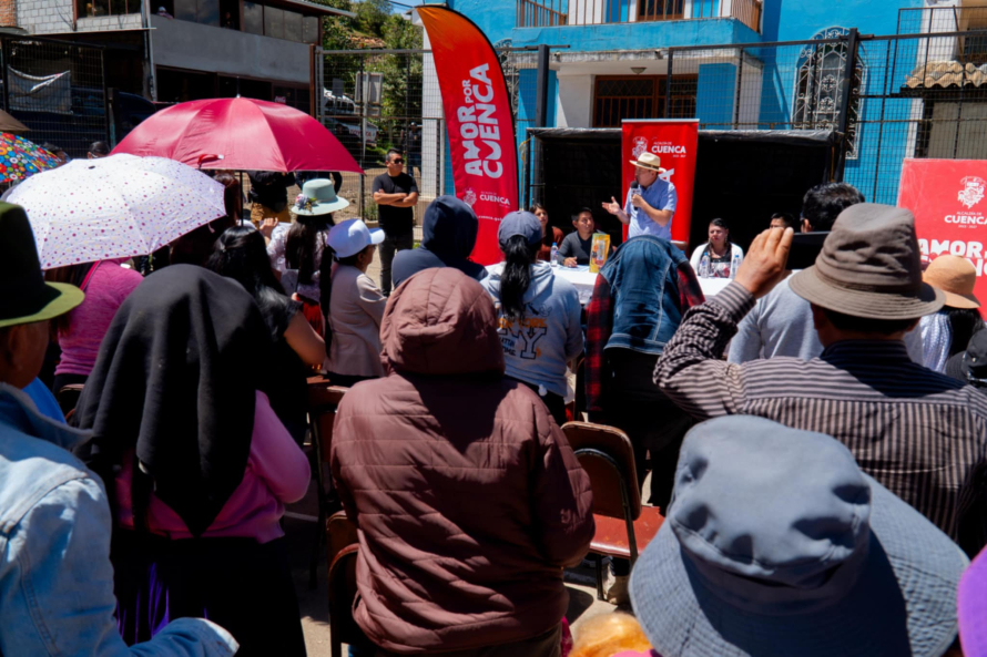 Con picos, palas y una gran dosis de compromiso, niños, mujeres y hombres de la comunidad de Nero, que pertenece a la parroquia Baños se sumaron al mantenimiento vial con lastre, en una extensión de 4.5 km, que ejecuta la Dirección de Obras Públicas del Municipio de Cuenca. Trabajos que recorrió este viernes el alcalde de  Cuenca, Cristian Zamora.