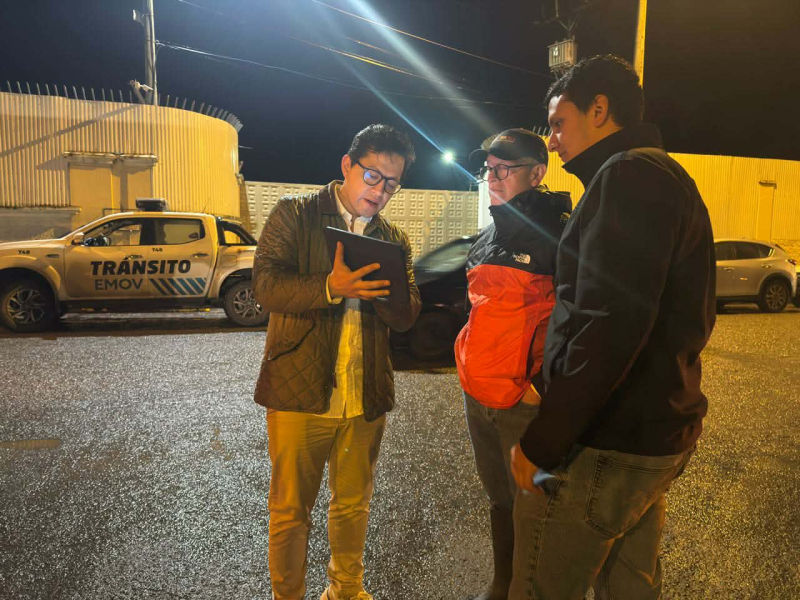 Ante la emergencia registrada en el sector Ucubamba, la Dirección de Gestión de Riesgos articuló de manera inmediata acciones interinstitucionales para atender a los moradores de la zona, con el objetivo de mitigar las afectaciones y reducir riesgos adicionales.