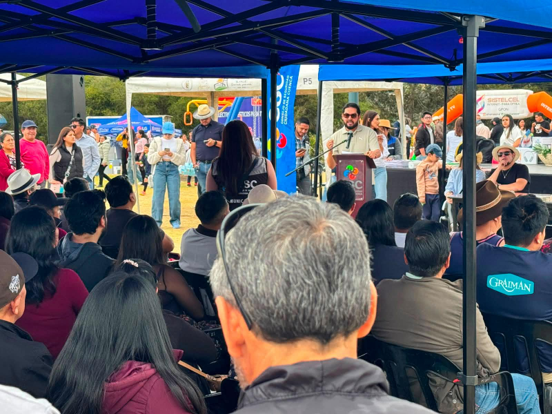 Una mañana soleada, llena de color y participación ciudadana acompañó este domingo 23 de agosto el encuentro desarrollado en el Ecoparque El Valle, donde la Alcaldía de Cuenca, a través del Consejo de Seguridad Ciudadana (CSC), entregó certificados y sistemas de alarmas comunitarias a moradores de 10 sectores de esta parroquia rural. En total, 795 personas son beneficiarias, luego de un proceso de capacitación en prevención, convivencia ciudadana y respuesta ante emergencias.