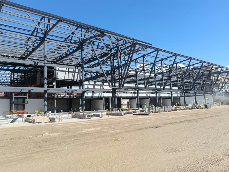 La construcción de la nueva Terminal Terrestre Sur de Cuenca tiene un 50 % de avance y cuenta con la participación de 75 obreros que trabajan en la ejecución de esta moderna infraestructura ubicada en el sector de Narancay.