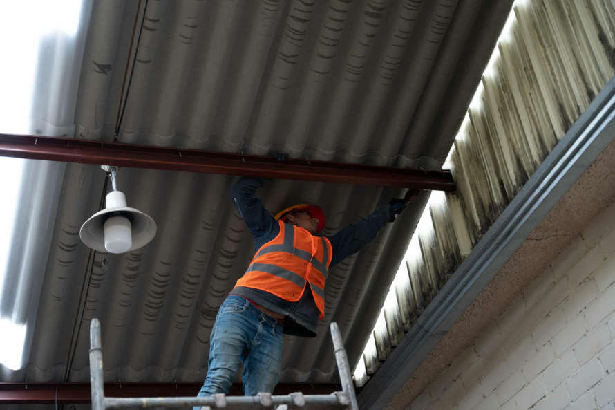 Mejorar las condiciones de trabajo son, entre otros, los objetivos de las obras de adecuación de la cubierta de las Naves de la 1 a la 6 del mercado El Arenal, que desarrolla la Dirección Municipal de Mercados y Comercio Autónomo de la Alcaldía de Cuenca.