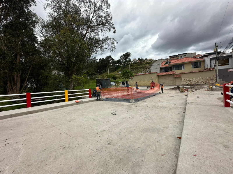 Se dieron los toques finales en el nuevo puente sobre la quebrada Milchichig y la calle del Pulque, en el barrio Miraflores, cumpliendo con el compromiso del señor alcalde Dr.Cristian Zamora de entregar esta obra antes de finalizar el mes de agosto.