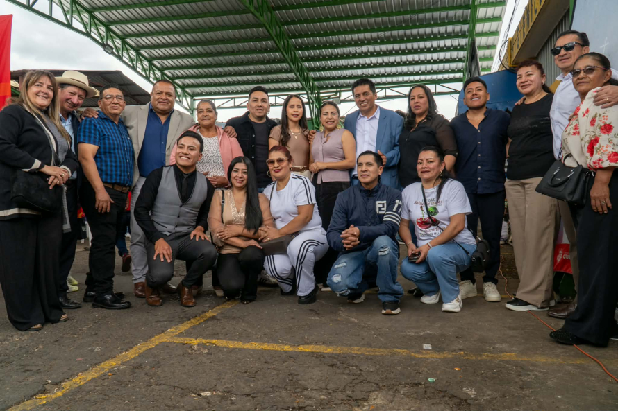 Con el propósito de fortalecer los espacios de comercio popular y brindar mejores condiciones para comerciantes y usuarios, el Gobierno Autónomo Descentralizado Municipal de Cuenca inauguró el nuevo techado de la Plataforma 4 del Mercado El Arenal, obra que beneficia directamente a más de 60 familias de la Cooperativa Señor de la Buena Esperanza y contribuye al desarrollo ordenado de uno de los principales centros de abastecimiento de la ciudad.