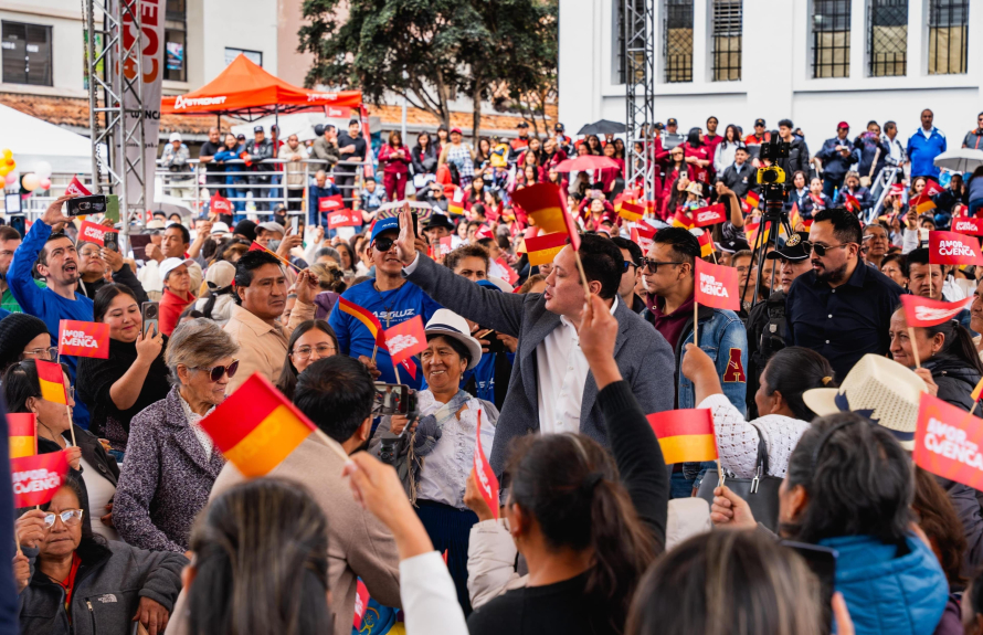 La Feria de Desarrollo Social y Cierre de Procesos de Formación 2025, organizada por la Dirección de Desarrollo Social y Productivo del Municipio de Cuenca, reunió a más de 1.200 asistentes en la Plaza Cívica del Mercado 9 de Octubre, en una jornada donde se reconoció el esfuerzo y la dedicación de los usuarios que participaron en los programas municipales durante el año. 