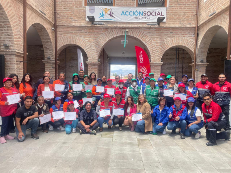 En el marco de la conmemoración de los 10 años de creación de la Dirección de Gestión de Riesgos del Municipio de Cuenca y del Día Internacional para la Reducción del Riesgo de Desastres, hoy se realizó la entrega de certificados de participación a las y los integrantes de los Comités Comunitarios de Gestión de Riesgos (CCGR), como reconocimiento a su compromiso y trabajo en favor de la prevención y la seguridad ciudadana.