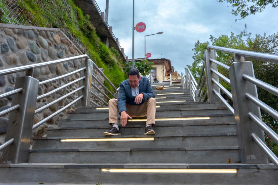Recuperar y dar mayor funcionalidad, seguridad y armonía con el entorno patrimonial del Barranco y el Paseo Tres de Noviembre, beneficiando a miles de ciudadanos, en su mayoría estudiantes de la Universidad de Cuenca, fueron los objetivos de la intervención en la escalinata, César Dávila Andrade, que registra un 90 % de avance de obra.