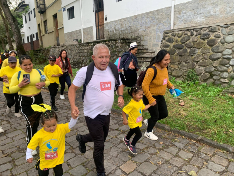 Las calles de Cuenca se transformaron en un escenario de unión y deporte con la realización de la carrera “2K Un Paso por la Infancia”. El evento, organizado por la Dirección de Desarrollo Social y Productivo a través de los 13 Centros de Educación Inicial Municipales (CEIM), tuvo como objetivo principal fortalecer la integración familiar y fomentar el sano esparcimiento entre padres, madres e hijos.