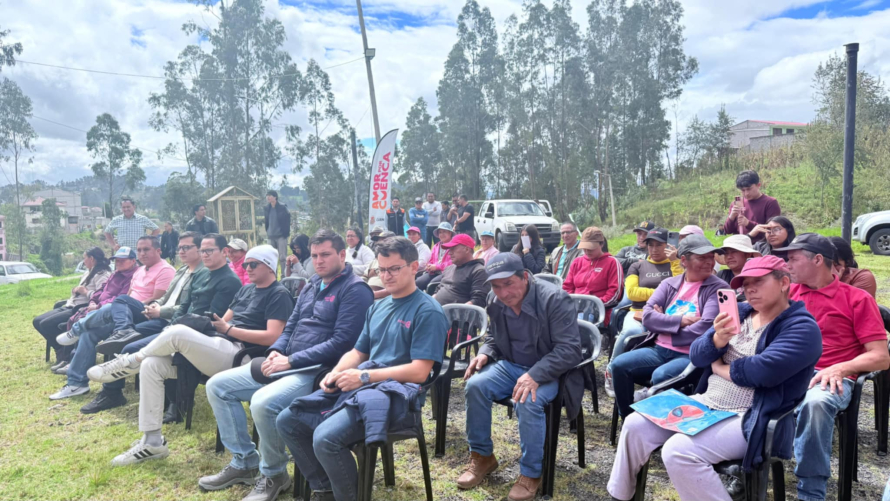 Un total de 68 kits alimenticios no perecibles y 520 galones de agua fueron entregados hoy, jueves 29 de mayo de 2025, a las familias afectadas por el deslizamiento de tierra en el sector de Victoria Baja, parroquia Hermano Miguel.