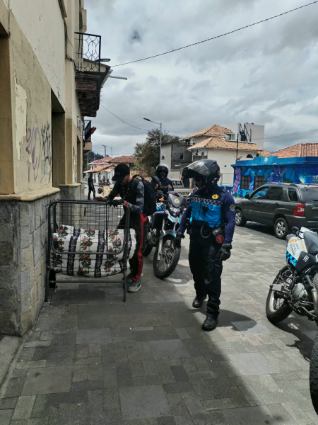 Personal de la Guardia Ciudadana de Cuenca intervino en la intersección de las calles Larga y Manuel Vega, donde una persona había instalado una cama y un colchón en el espacio público para pernoctar.