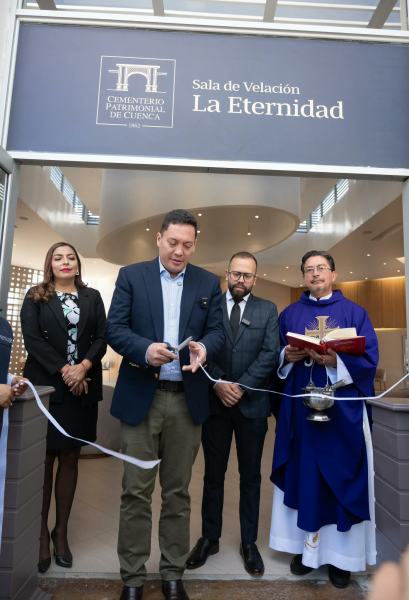 La Empresa Pública Municipal de Servicios de Cementerios, Salas de Velaciones y Exequiales (EMUCE EP), entregó este lunes, las renovadas salas de velación, La Eternidad, La Luz y La Esperanza, además del “showroom” (sala de exhibición).  