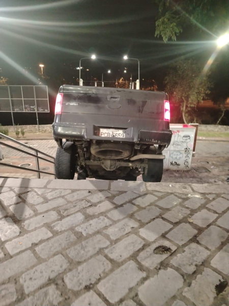 La medianoche del pasado miércoles, una camioneta Ford F-150, con placa PCB-5659, descendió por la escalinata Francisco Sojos, causando daños a su infraestructura. 