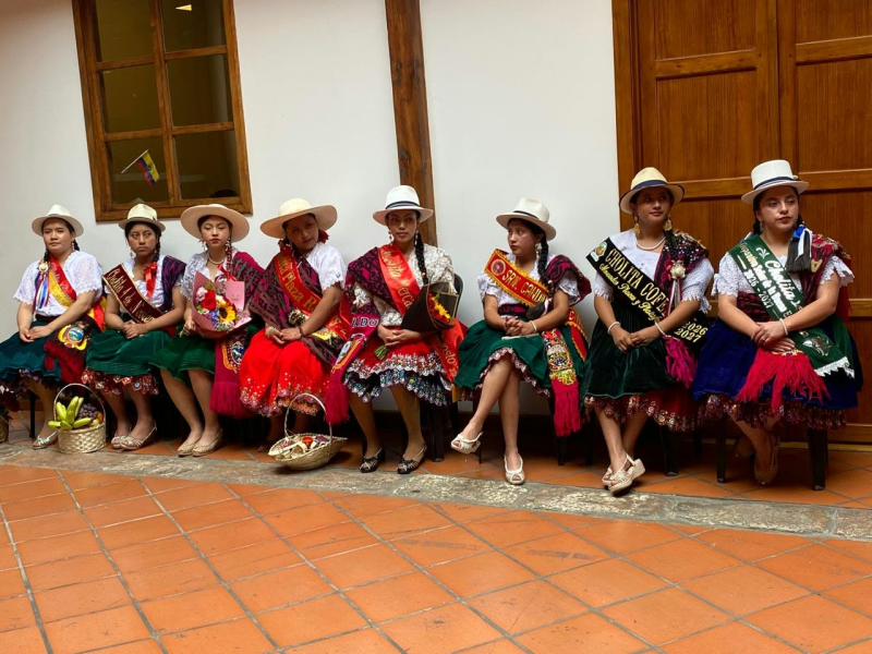 La identidad, el orgullo por las raíces y el trabajo de la mujer comerciante son los protagonistas de la cuarta edición de la Elección de la Cholita Cuencana de los Mercados, Plazas y Plataformas. Este viernes se realizó la presentación oficial de las diez candidatas que representarán a distintos espacios de comercio de la ciudad, en una celebración que forma parte de la agenda festiva por los 206 años de Independencia de Cuenca.