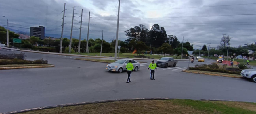 La Dirección de Gestión de Movilidad del Municipio de Cuenca, ejecuta el Plan de Desvíos por la construcción del intercambiador en la vía Cuenca-Azogues, sector Monay, una obra del Ministerio de Transporte y Obras Públicas (MTOP).