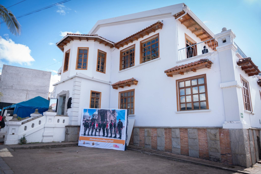 La Guardia Ciudadana de Cuenca, inauguró la mañana de este jueves su nueva Comandancia General, ubicada en las calles General Torres y Héroes de Verdeloma, en pleno centro de la ciudad. Este moderno espacio, estratégicamente situado, permitirá optimizar los procesos administrativos y operativos de la institución, fortaleciendo su presencia territorial y capacidad de respuesta en beneficio de la ciudadanía.