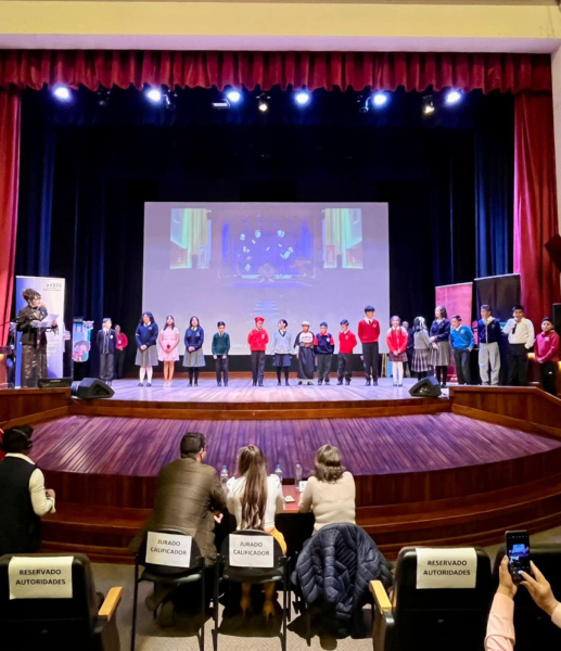 Con motivo del Día del Libro, la Dirección de Cultura del Municipio de Cuenca, a través de su Red de Bibliotecas Municipales, realizó este 30 de abril en el Teatro Sucre el Concurso del Libro Leído: Cuenca Lee, Encuentro Literario, una iniciativa dirigida a estudiantes de diferentes Unidades Educativas. Esta propuesta busca consolidarse como una tradición anual que fomente el hábito lector y destaque el poder transformador de los libros en la vida de los jóvenes cuencanos.