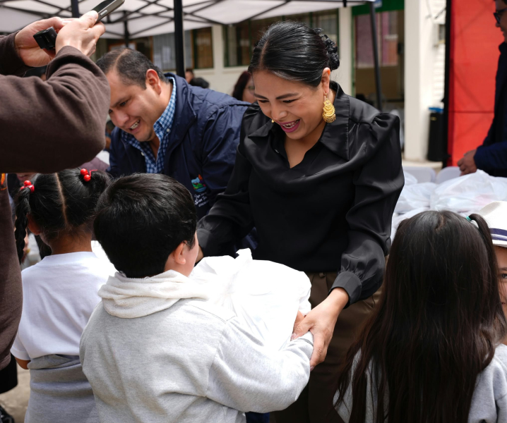 Más de 260 kits educativos llegaron a niñas, niños y adolescentes de la parroquia San Joaquín, como parte de las entregas de la Educatón 2026, iniciativa que continúa recorriendo las parroquias rurales del cantón.