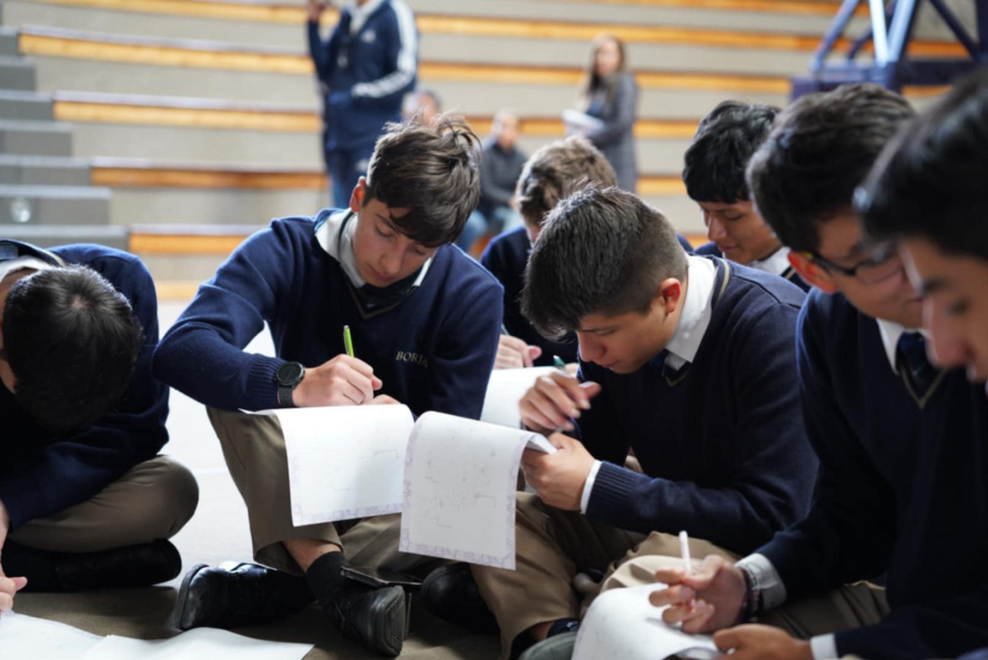 El Coliseo de la Unidad Educativa Particular Borja fue el escenario para la clausura del proceso: “Formación en Derechos Sexuales y Reproductivos y Prevención de Violencia para Adolescentes: Libres e Informados: Aprendiendo sobre nuestros Derechos Sexuales y Reproductivos”, que contó con la participación de 1.090 estudiantes de nueve unidades educativas particulares del cantón Cuenca.
